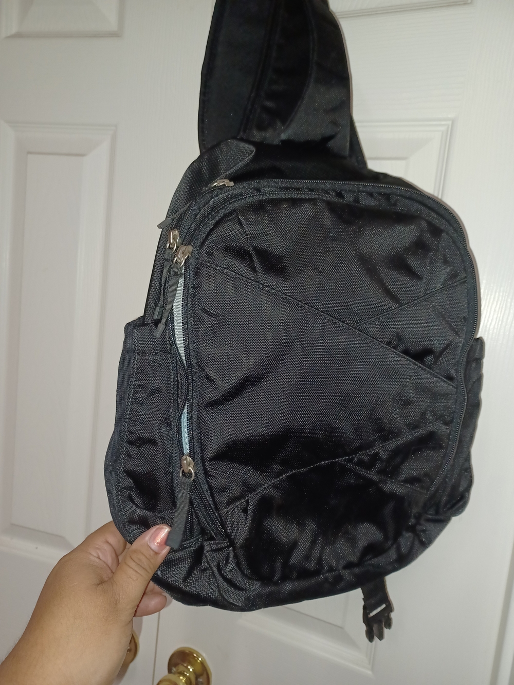 REI Black Men’s Sling Bag - Lightweight Everyday Carry - Picture 2 of 9